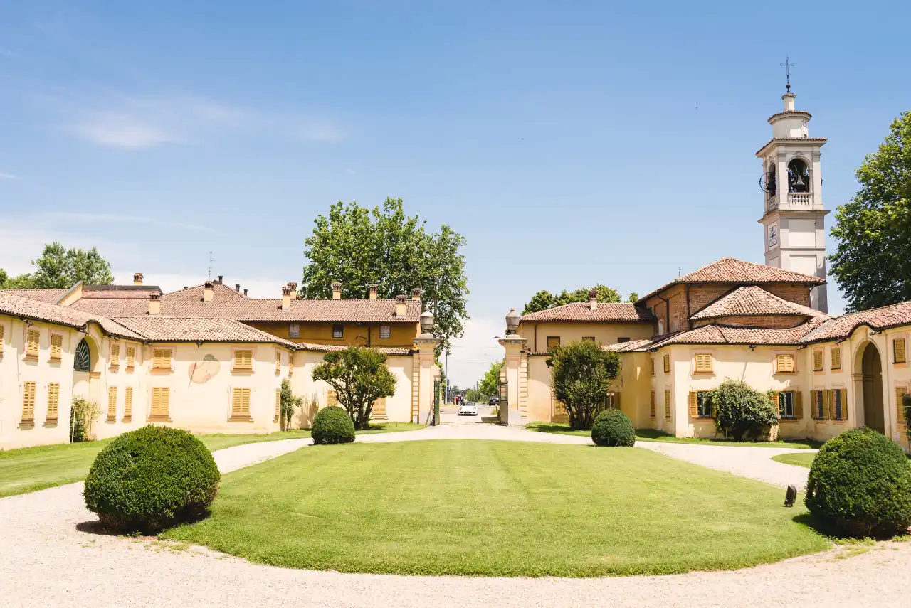 il cortile d'onore di Villa Botta Adorno, lo spazio aperto di rappresentanza per accogliere gli ospiti