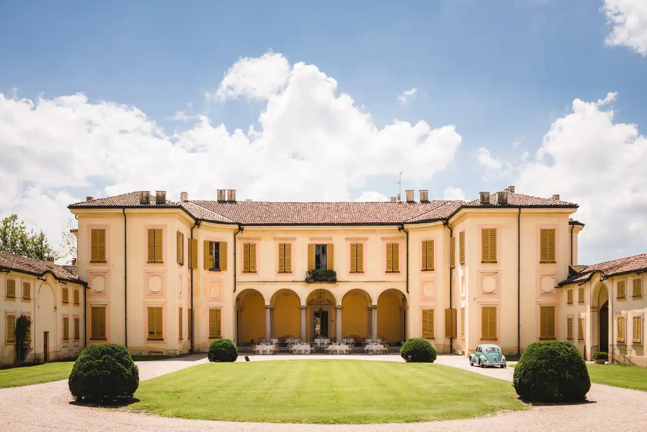 il cortile d'onore di Villa Botta Adorno, lo spazio aperto di rappresentanza per accogliere gli ospiti