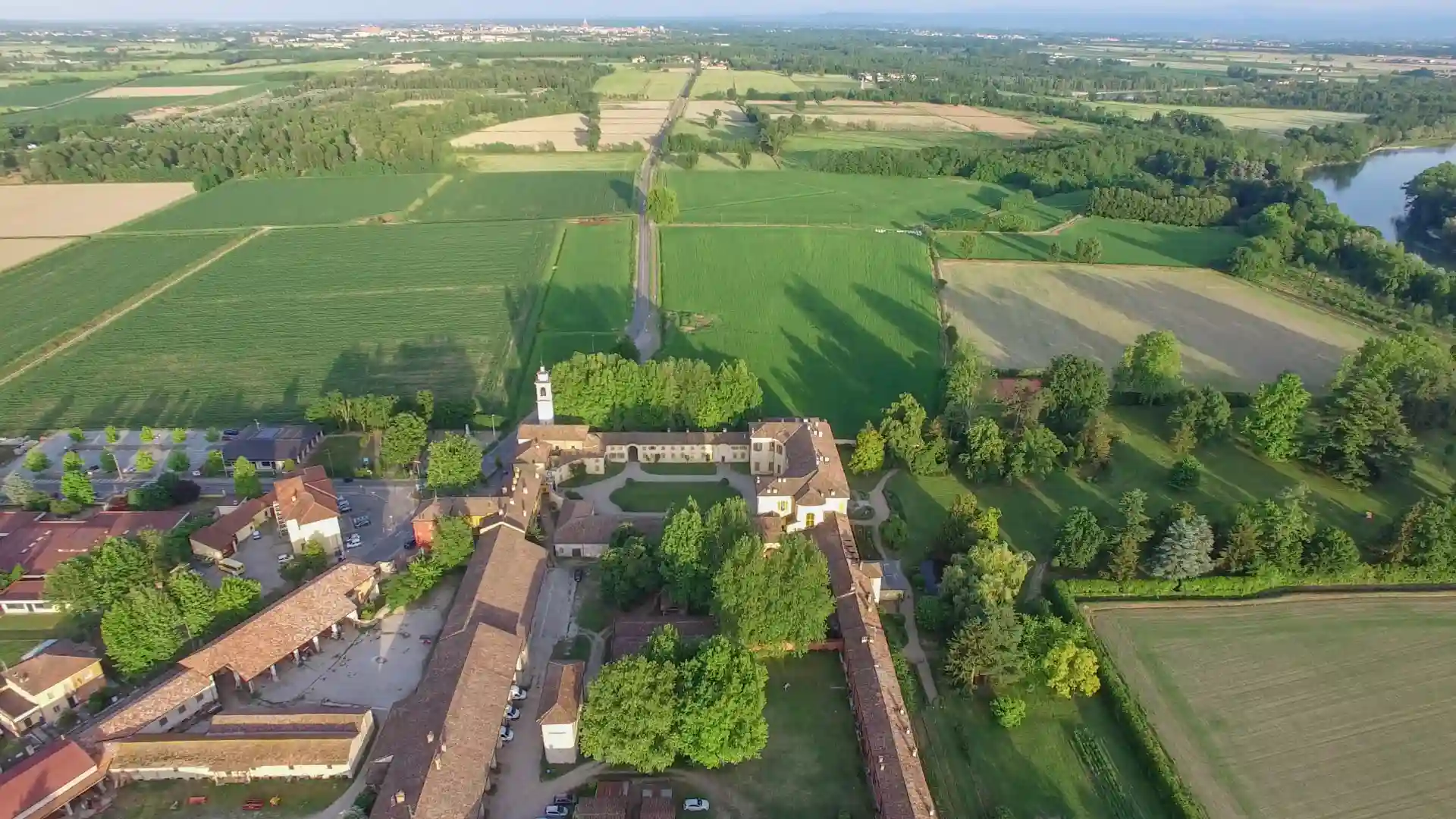 Vista panoramica di Villa Botta Adorno nel comune di Torre d'Isola