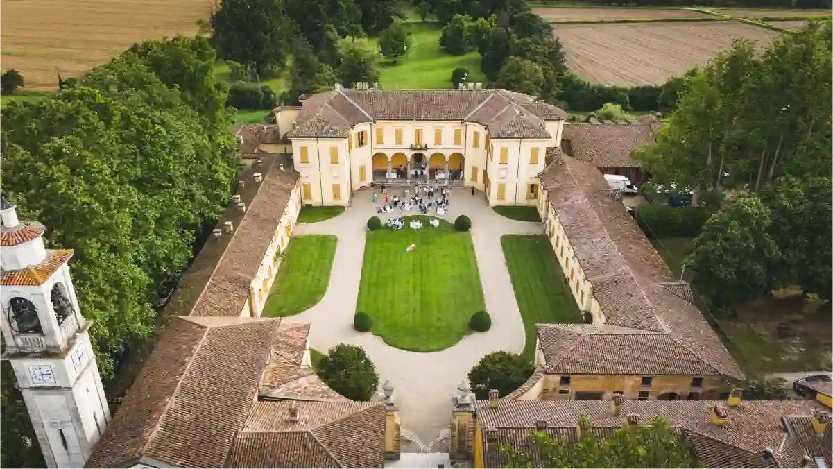 il cortile d'onore di Villa Botta Adorno, lo spazio aperto di rappresentanza per accogliere gli ospiti