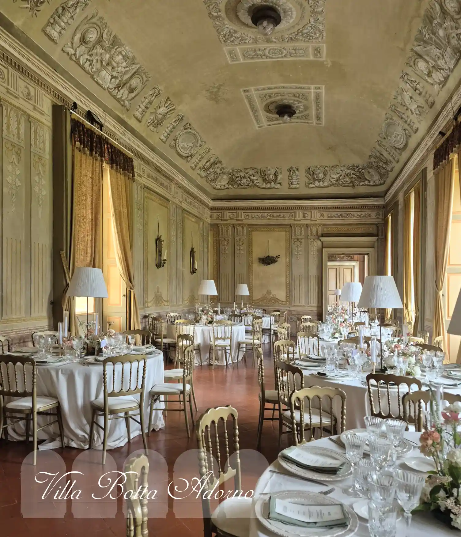 Elegante sala affrescata di Villa Botta Adorno allestita per un ricevimento di nozze