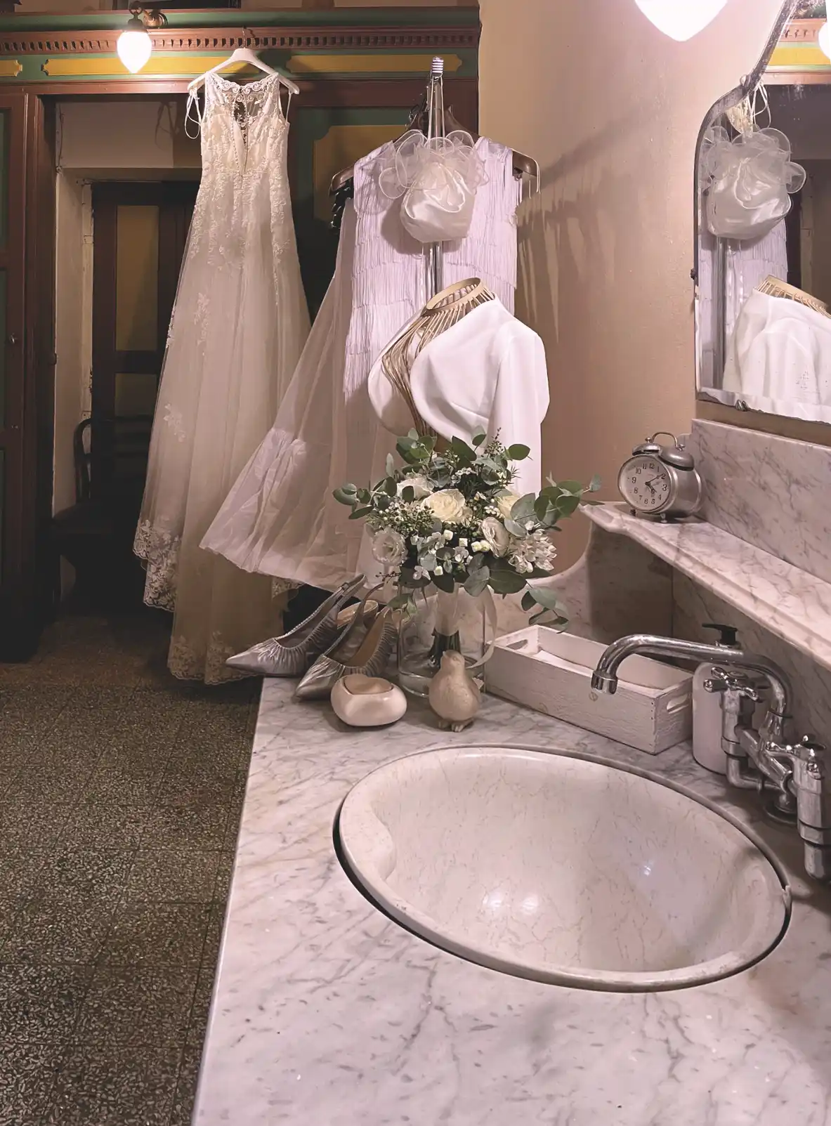 Gli accessori della sposa nello spazio dedicato alla preparazione di Villa Botta Adorno