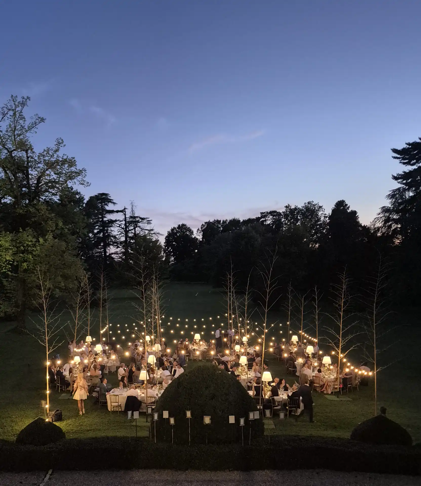 Cena in giardino con allestimento di illuminazione suggestivo